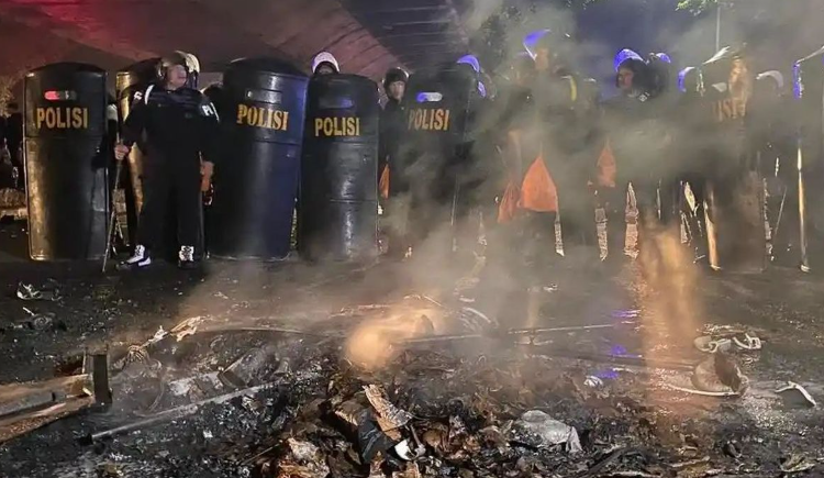 Kerusuhan May Day Bandung: KDM Prihatin Kelompok Anarko Bakar Fasilitas, Polda Jabar Usut Tuntas