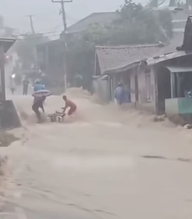 Banjir Bandang Terjang Puncak 2, Jalur Alternatif Sukamakmur-Cipanas Lumpuh Total