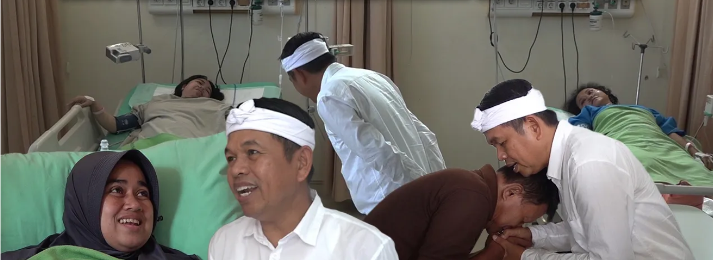 Kang Dedi Mulyadi Besuk Korban di RSUD Bekasi, Doakan Kesembuhan Pasien: Semoga Segera Pulih